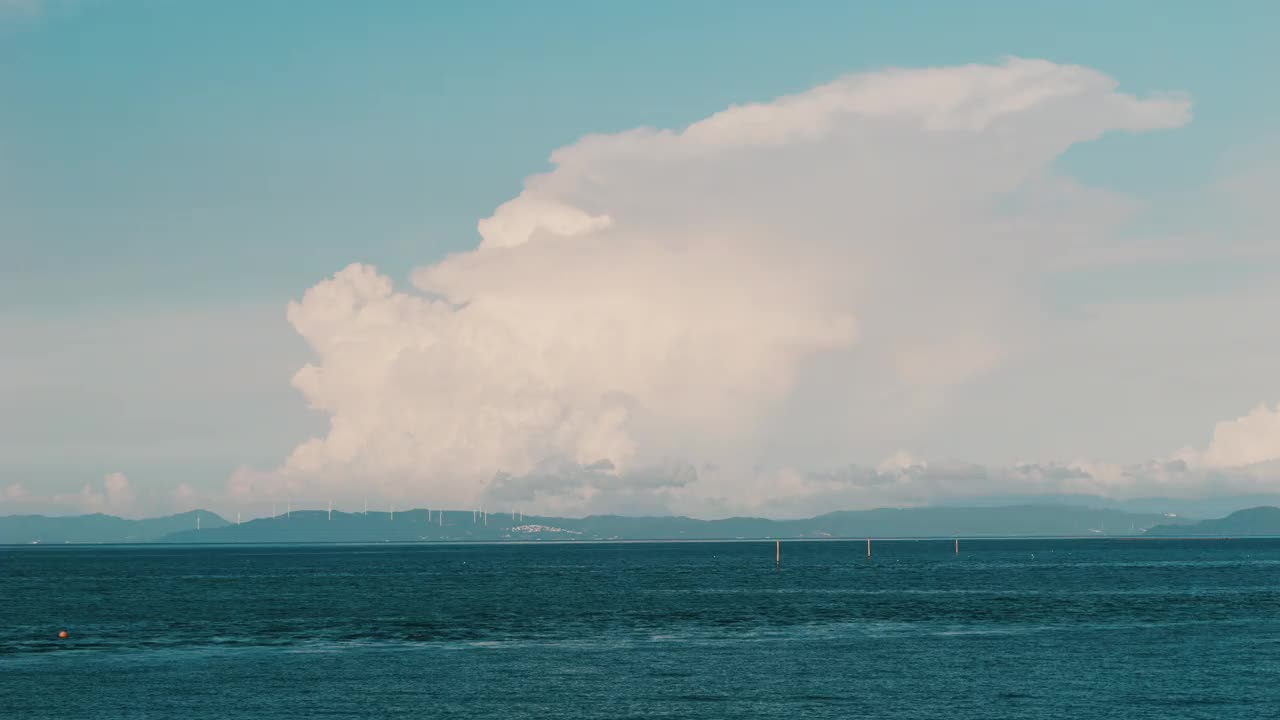 夏季，户外或旅游、暑假，雷雨或积雨云漂浮在海面上的壮观景象视频下载