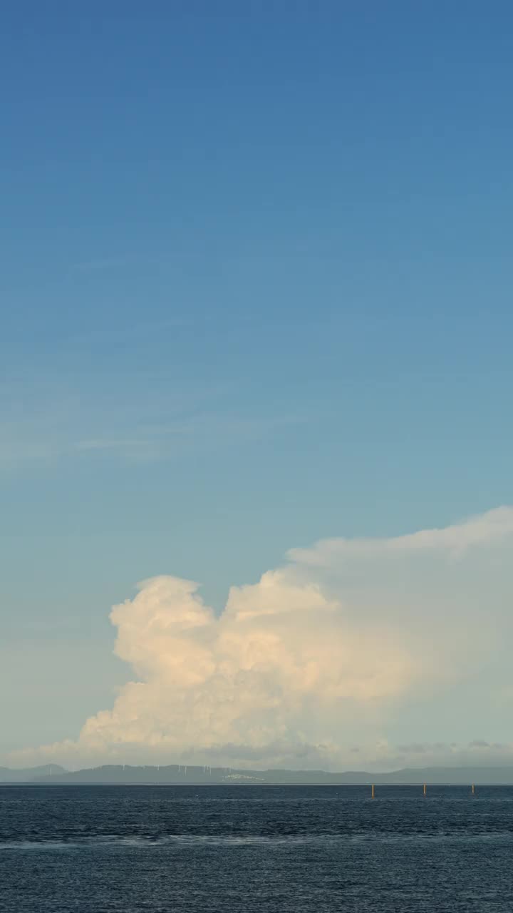 戏剧性的雷雨或积雨云漂浮在海上在夏天，户外或旅行，暑假，垂直视频的智能手机镜头视频素材