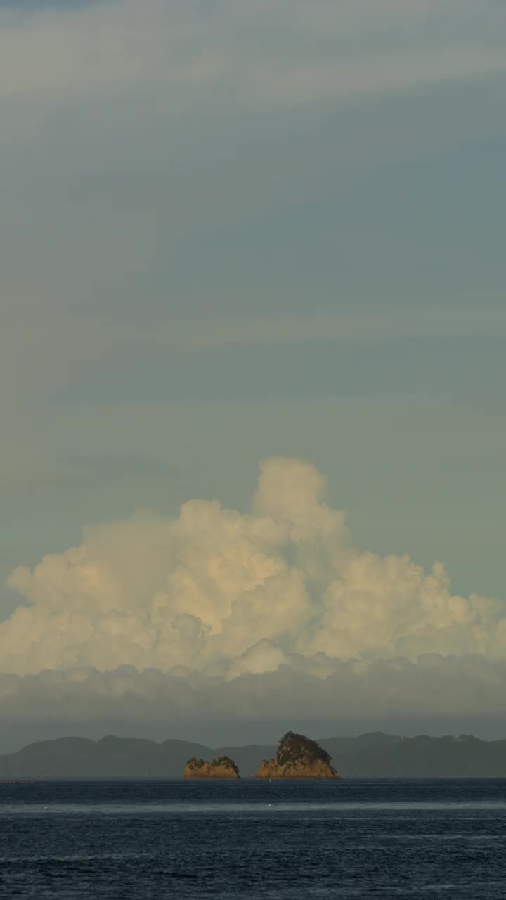 戏剧性的雷雨或积雨云漂浮在海上在夏天，户外或旅行，暑假，垂直视频的智能手机镜头视频素材