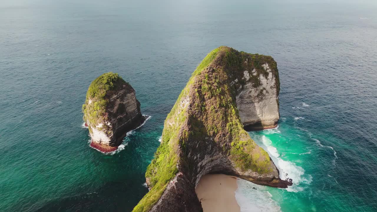 无人机拍摄的印尼巴厘岛努沙佩尼达的科灵王海滩，霸王龙海滩视频素材