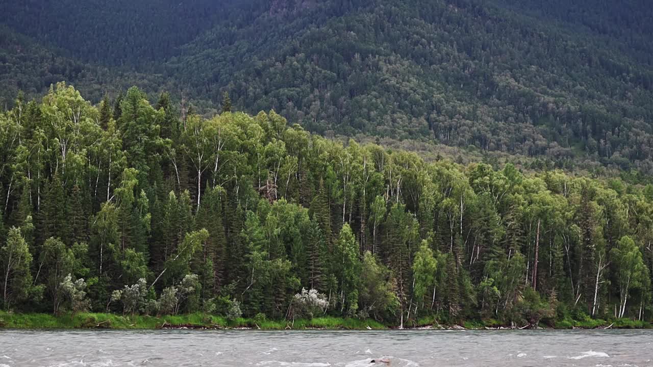 青山映衬着碧绿的山河视频下载