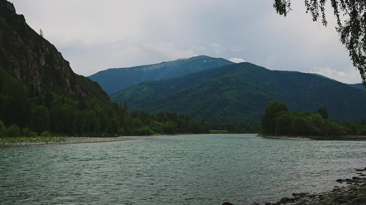 青山映衬着碧绿的山河视频素材