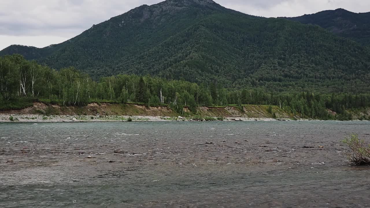 青山映衬着碧绿的山河视频下载