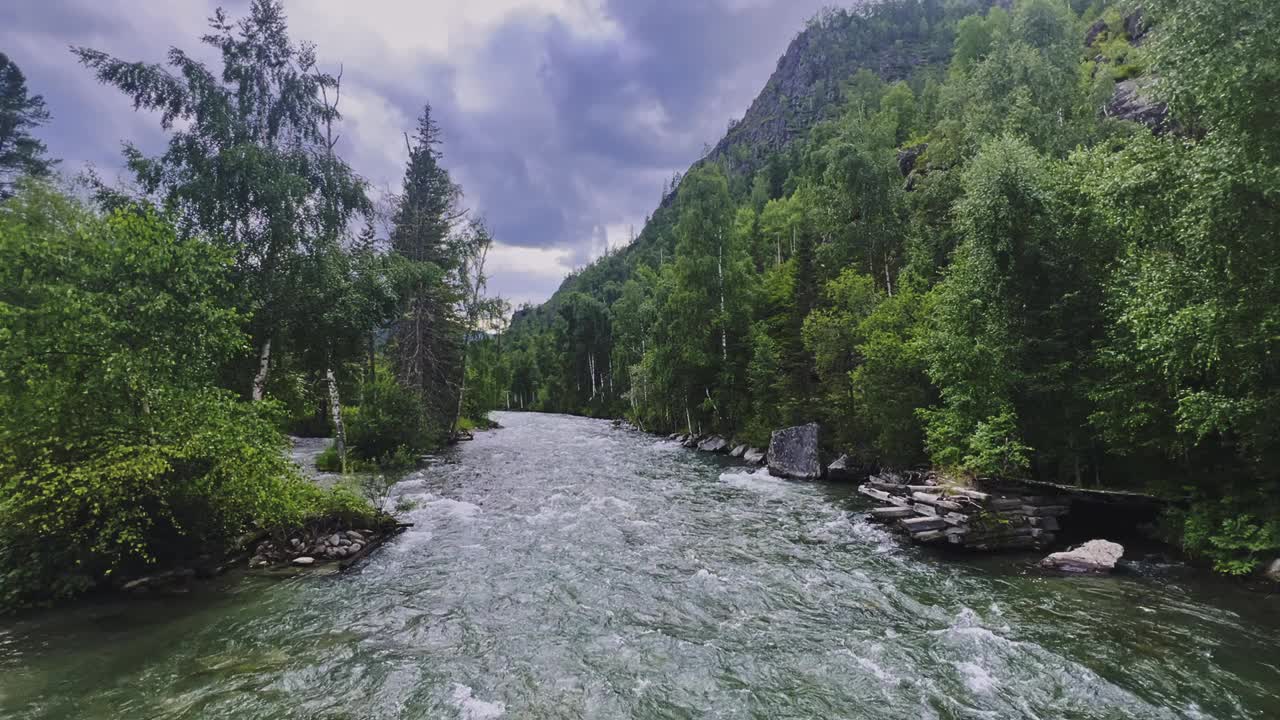 青山映衬着碧绿的山河。视频下载