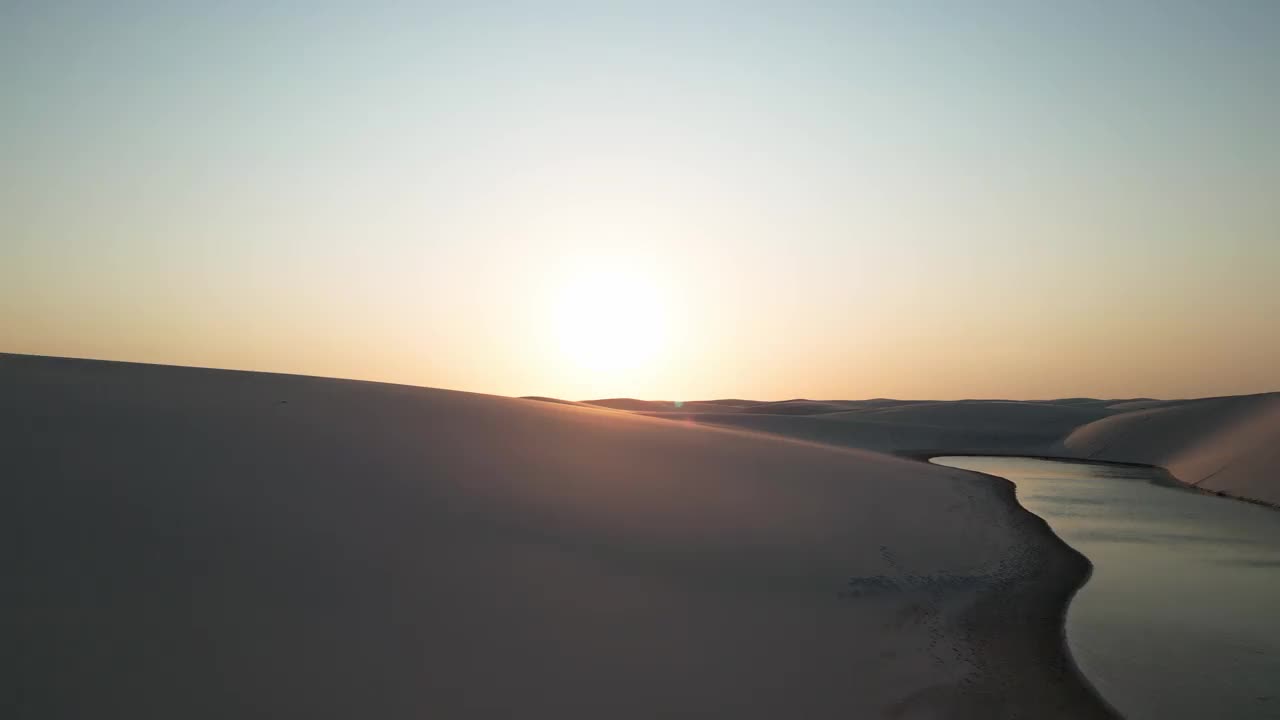 鸟瞰图Lençóis Maranhenses，日落视频下载