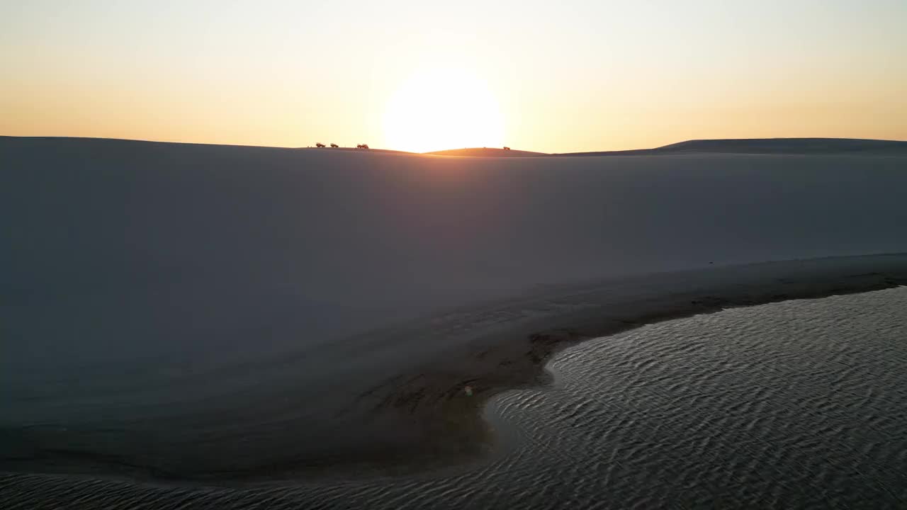 鸟瞰图Lençóis Maranhenses，日落视频下载