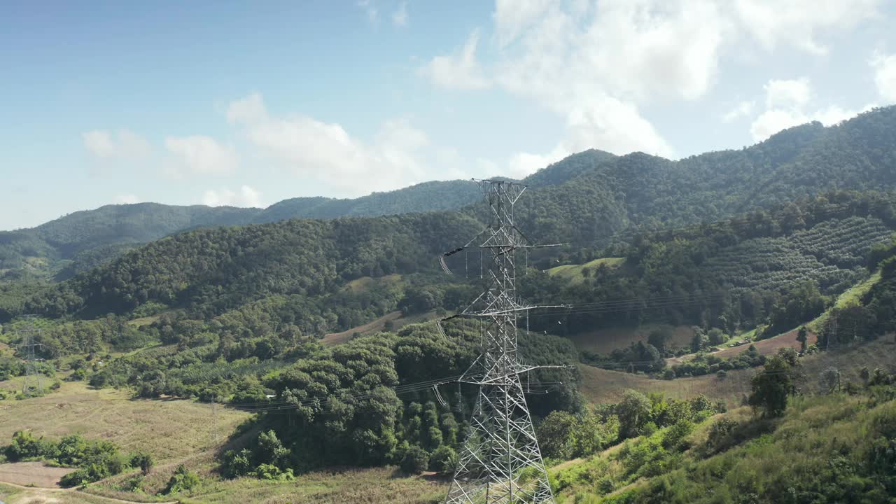 传输塔或电力塔鸟瞰图与天空背景。视频下载