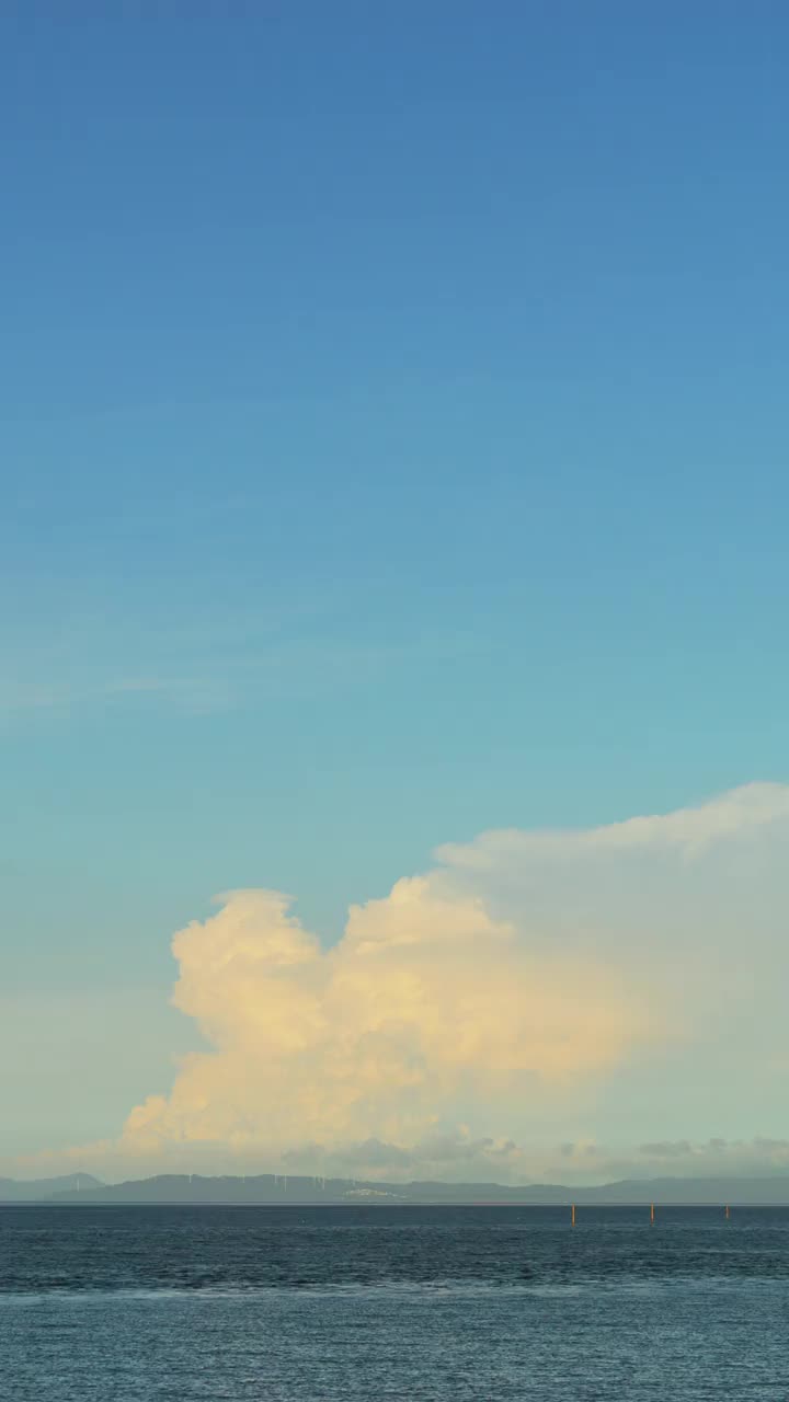 戏剧性的雷雨或积雨云漂浮在海上在夏天，户外或旅行，暑假，垂直视频的智能手机镜头视频下载