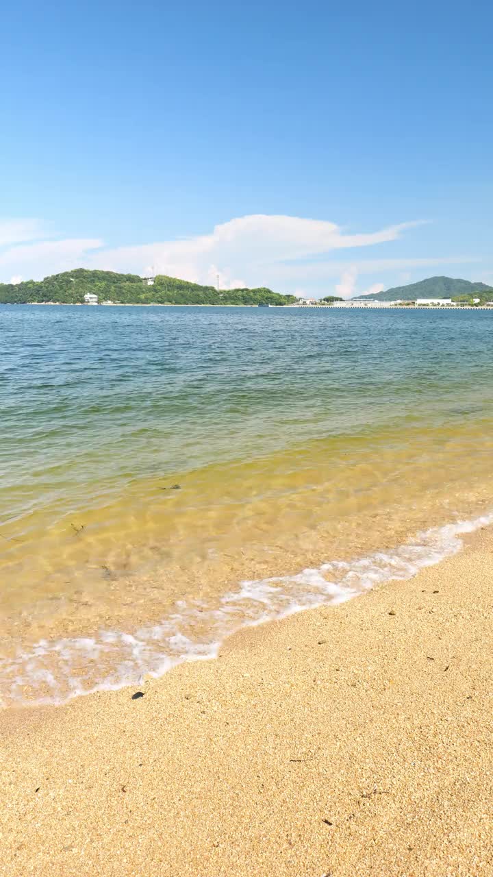 夏季，户外或旅行，暑假，智能手机镜头的垂直视频，蓝色大海或海洋在海滩上的戏剧性视图视频下载