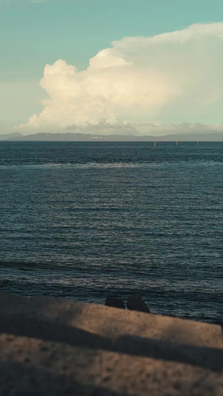 戏剧性的雷雨或积雨云漂浮在海上在夏天，户外或旅行，暑假，垂直视频的智能手机镜头视频素材