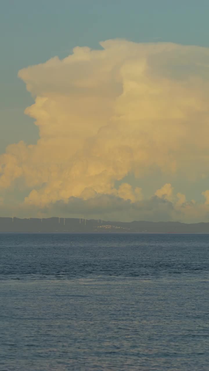 戏剧性的雷雨或积雨云漂浮在海上在夏天，户外或旅行，暑假，垂直视频的智能手机镜头视频下载