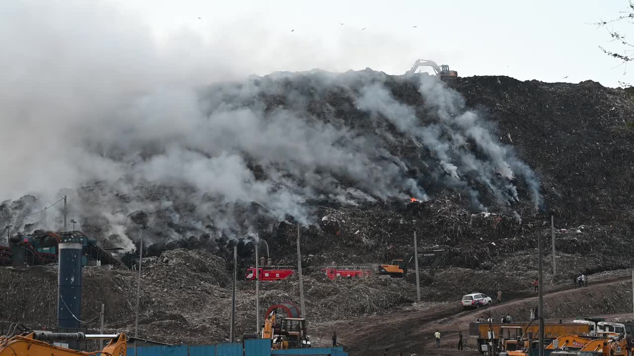 Ghazipur垃圾填埋场大火释放有毒烟雾，救援人员灭火视频下载