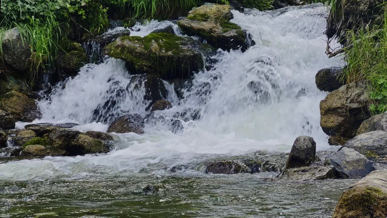 山间河流的瀑布，在绿色的森林中有清澈的水。视频下载