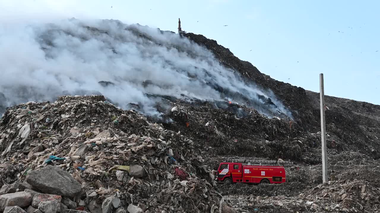 Ghazipur垃圾填埋场燃烧垃圾产生的有毒烟雾视频素材