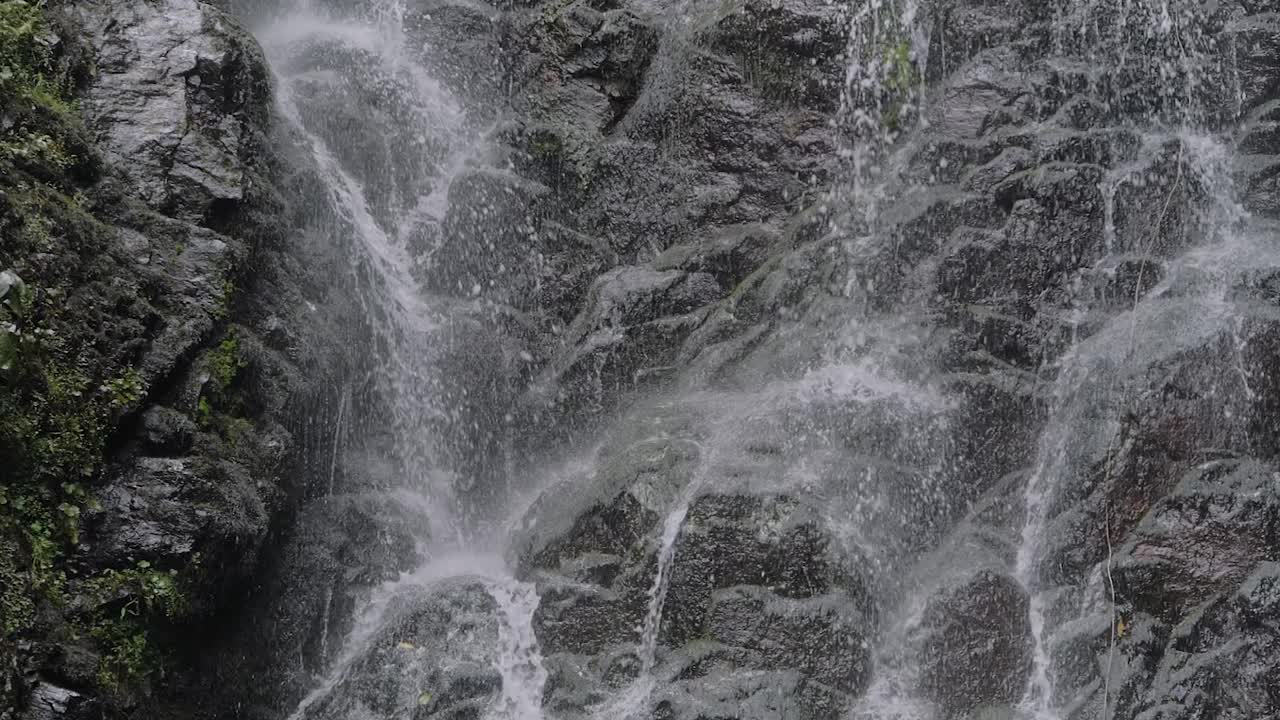 慢动作:瀑布在山上，河流或溪流流动和下降视频素材