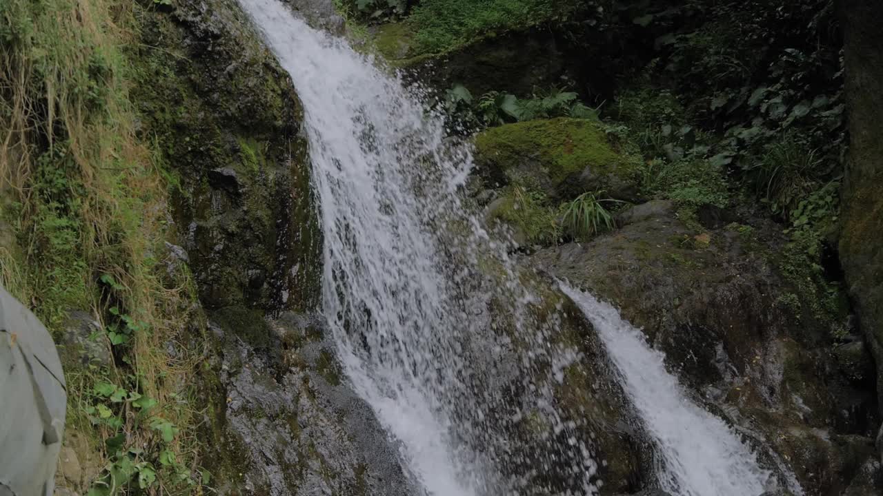 慢动作:瀑布在山上，河流或溪流流动和下降视频素材