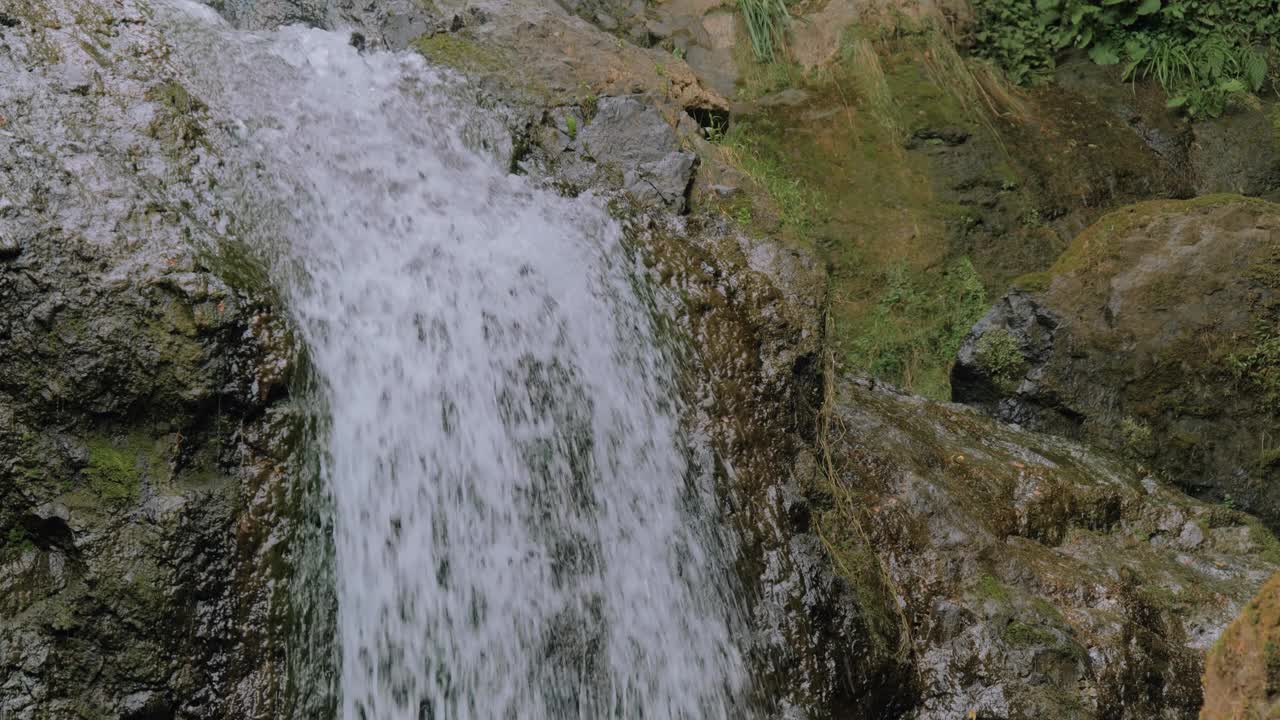 河流或溪流流动和落下-瀑布在山上视频下载