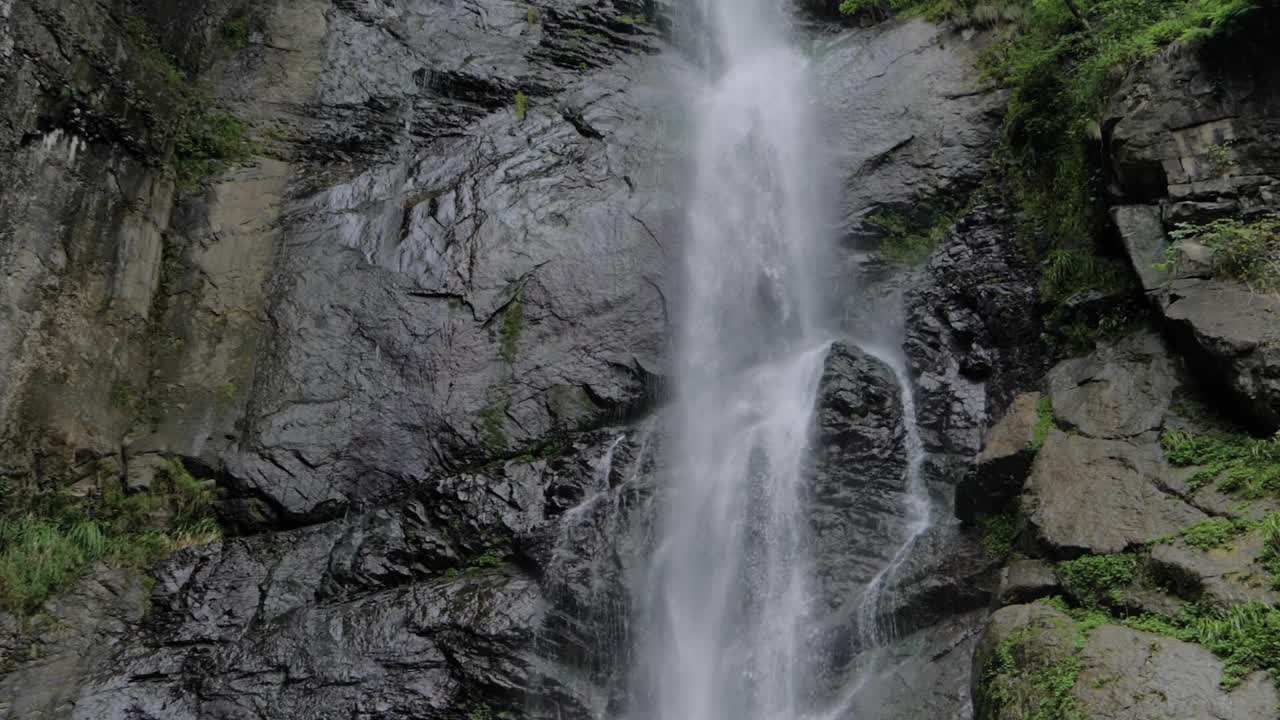 瀑布在山、河或小溪中流动和落下:慢动作视频素材