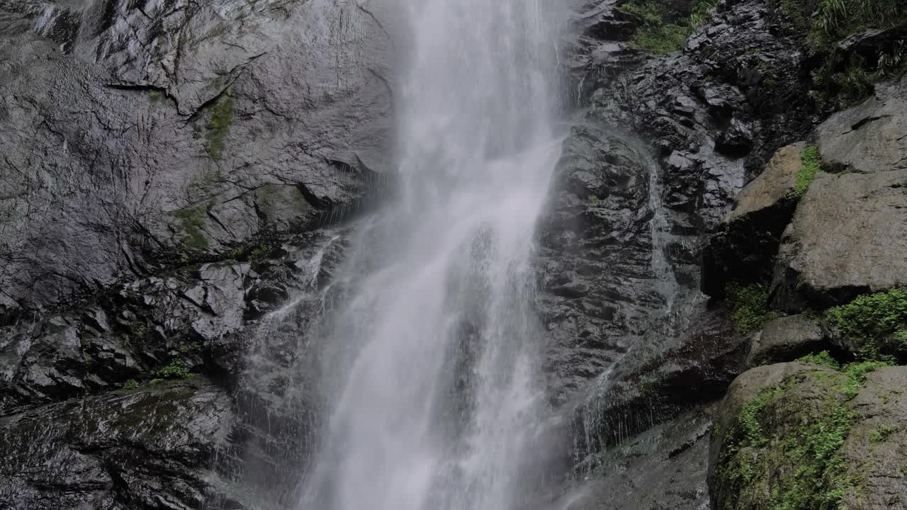 河流或溪流流动和落下-瀑布在山上视频下载