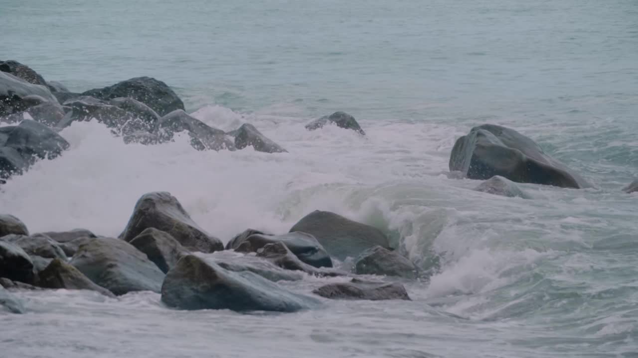 飞溅的海水海浪冲击着石质的海岸，海岸:慢动作视频下载