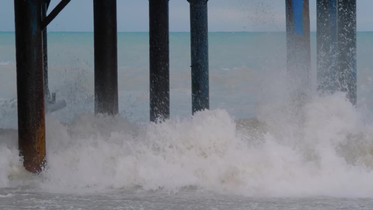 慢动作-黑海的暴风雨海浪冲击着旧码头视频下载