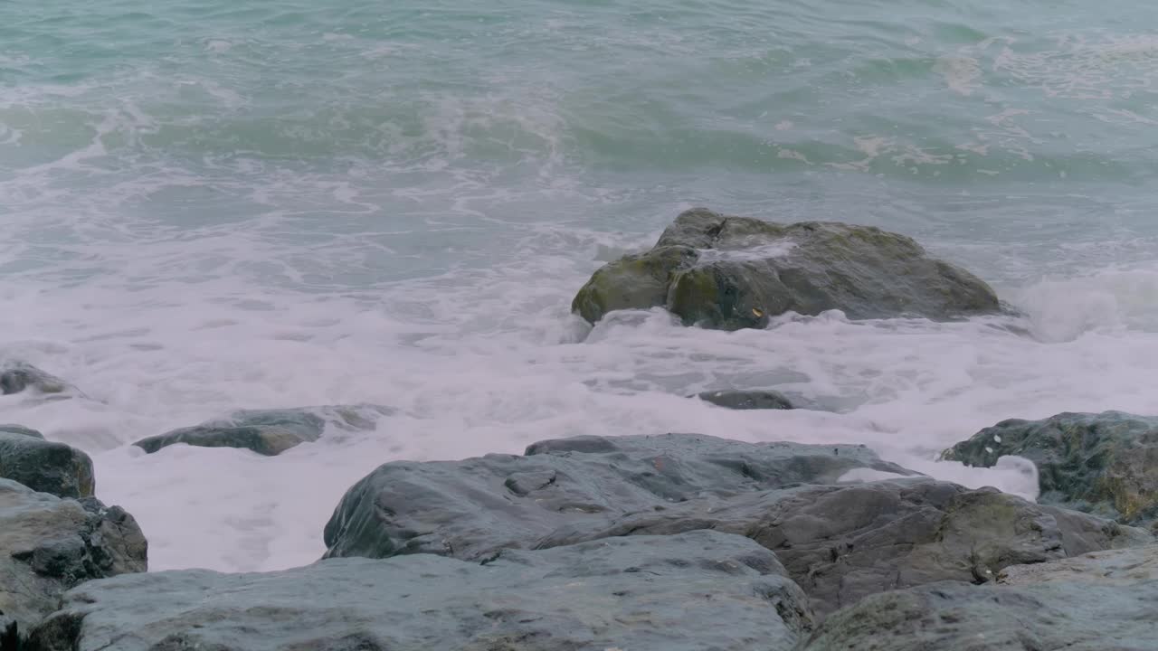 慢镜头-海浪冲击海滩-特写视频素材