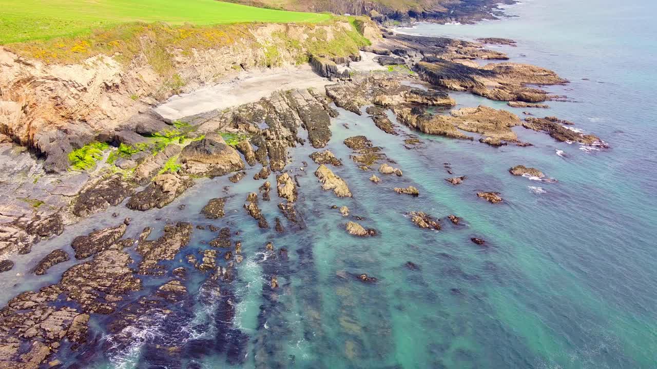 鸟瞰图，岩石海岸线显示了岩石海岸和小海滩和退潮。视频素材