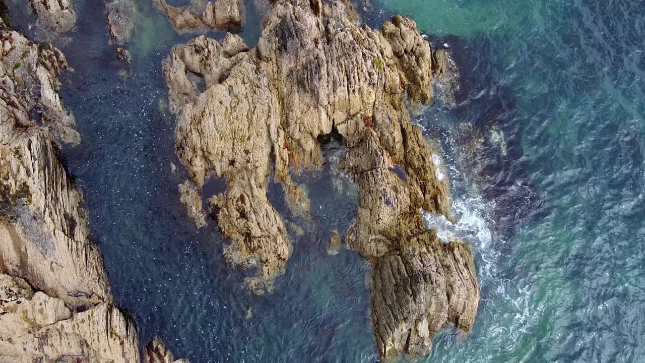 鸟瞰蓝绿色海水的岩石海岸线。视频素材