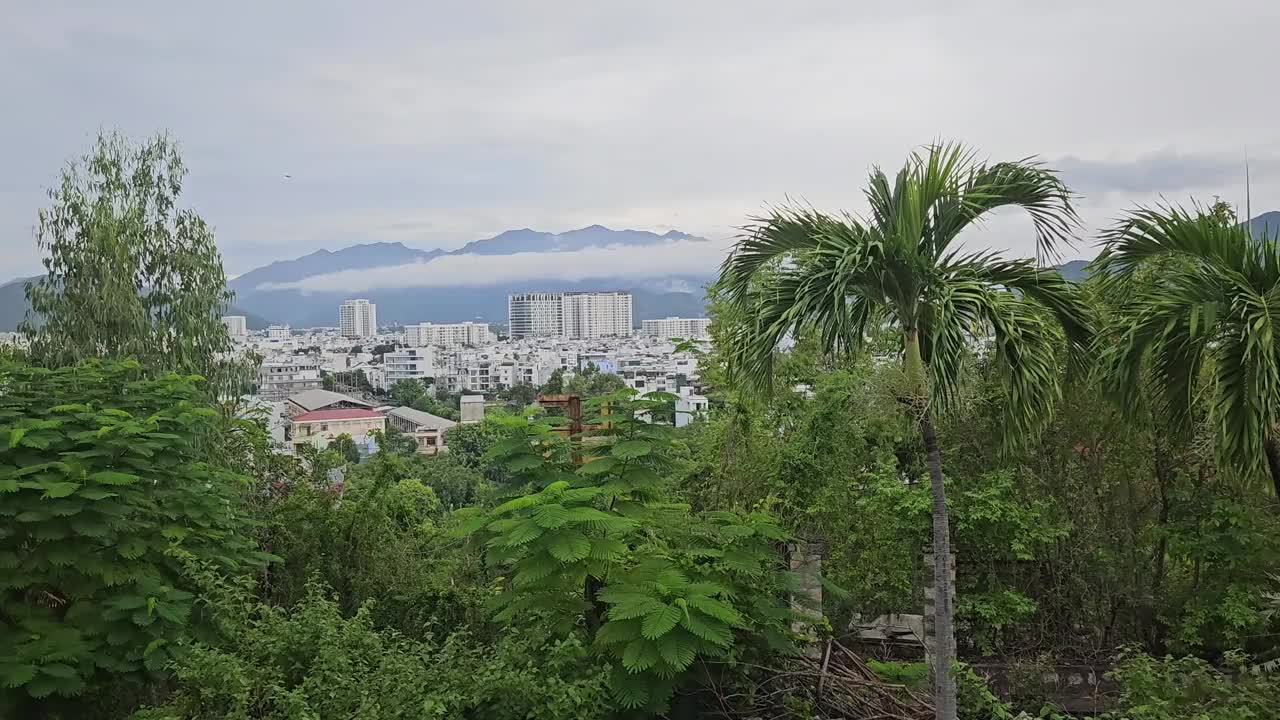 夕阳下的越南芽庄市全景。视频下载