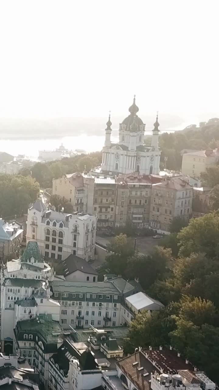 乌克兰基辅的晨雾。航拍摄像机从圣安德鲁教堂上空飞过视频素材