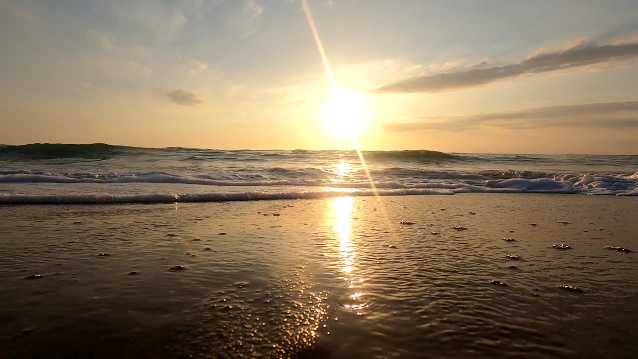 动态和大气的拍摄海浪对日落。视频下载