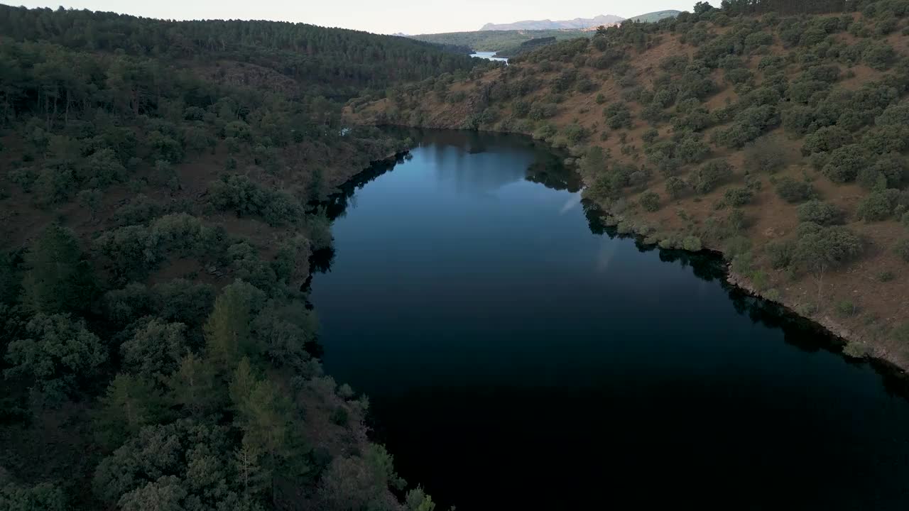 鸟瞰图:干旱景观中宁静的河流视频素材