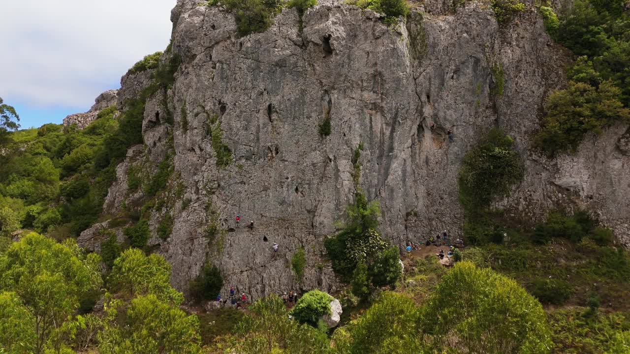 登山者正在蒙特通托山登山。鸟瞰图视频下载