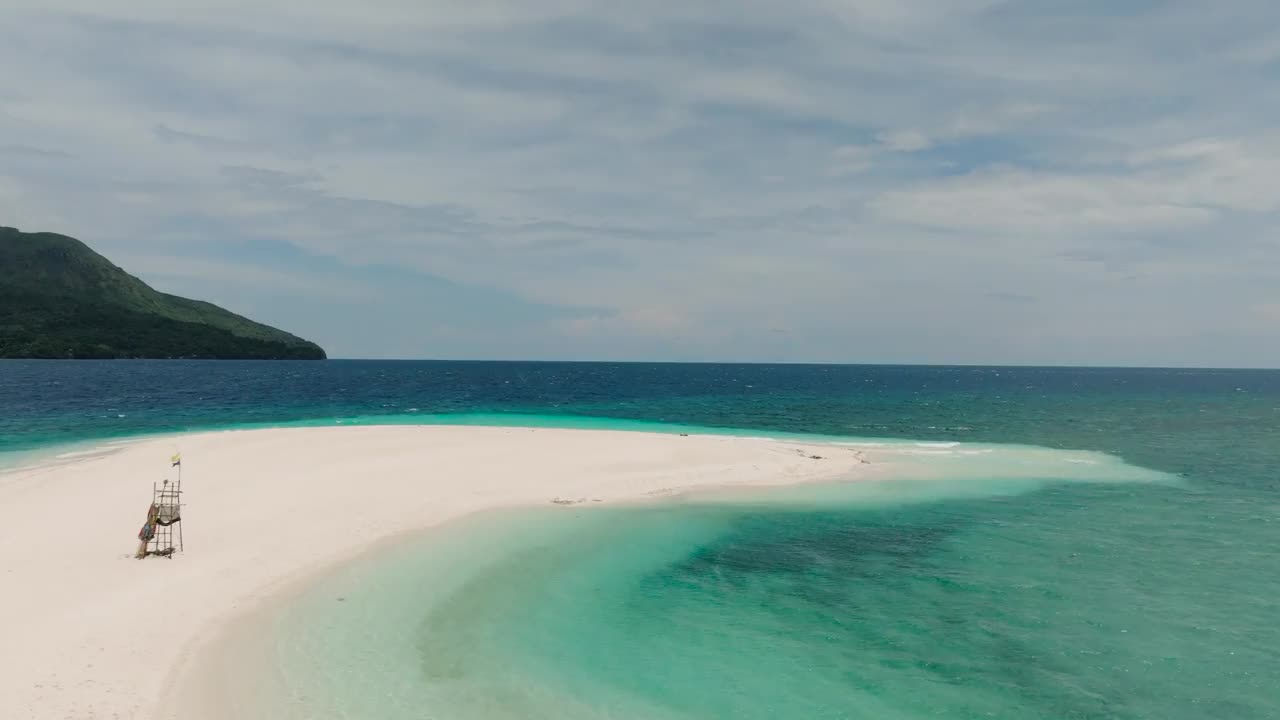 白岛在曼巴乔，卡米金岛。菲律宾。视频下载