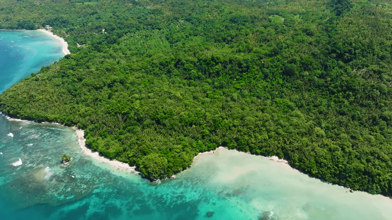 萨马勒岛海岸线上的沙滩和海浪。菲律宾达沃。视频下载