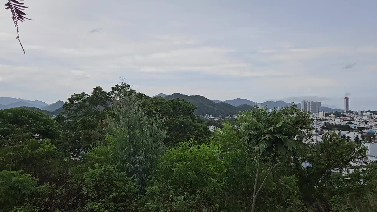 4k平移拍摄的越南芽庄市日落全景。视频下载