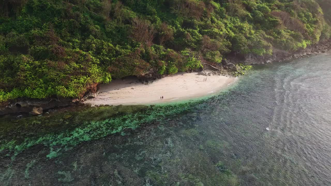 巴厘岛美丽的海滩和热带海洋。晨光下的绿碗海滩鸟瞰图视频下载