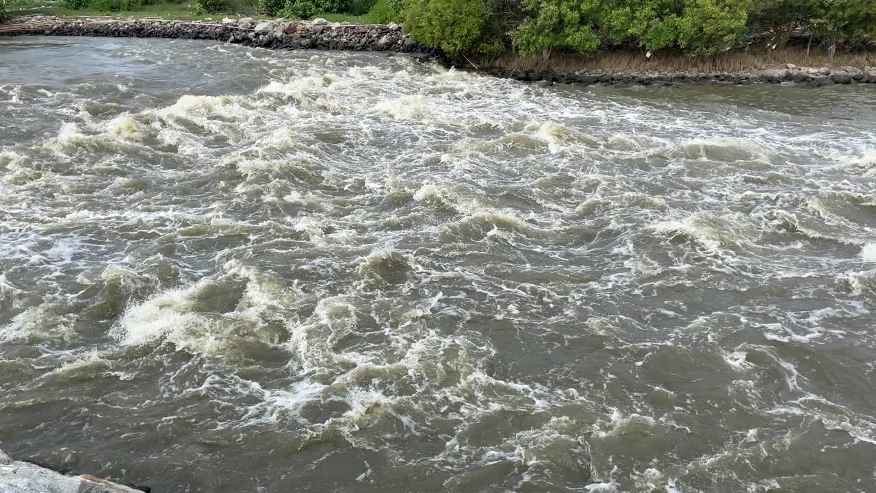 运河大桥的景观，穿过通往海洋的道路视频下载