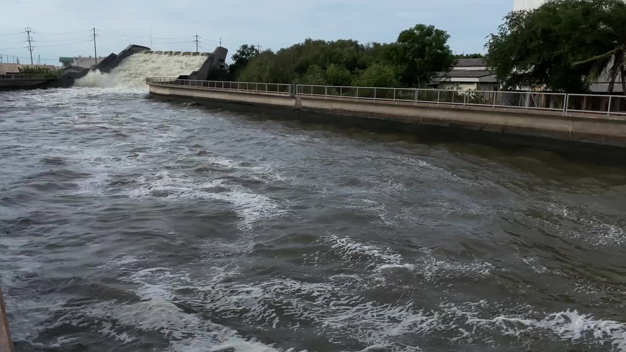 运河大桥的景观，穿过通往海洋的道路视频素材