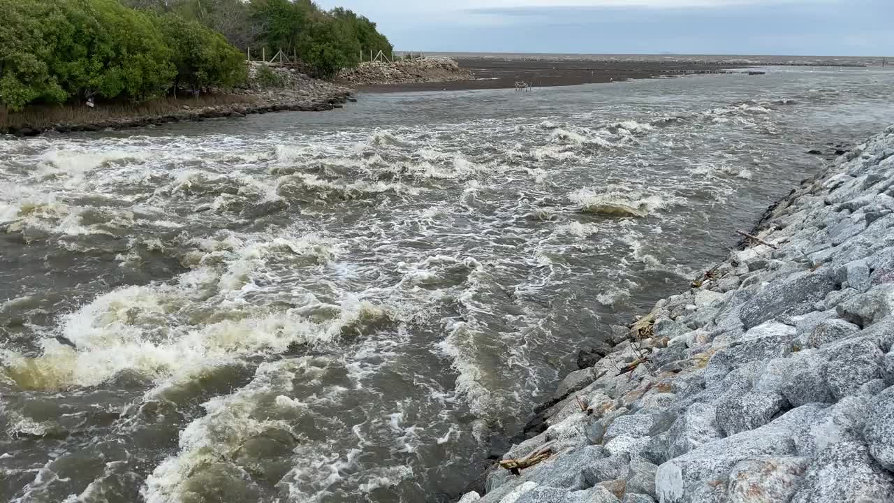 运河大桥的景观，穿过通往海洋的道路视频下载