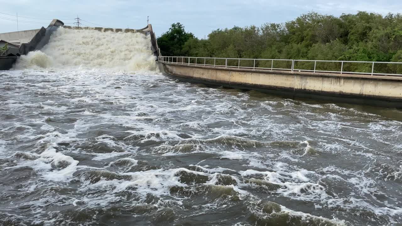 运河大桥的景观，穿过通往海洋的道路视频下载