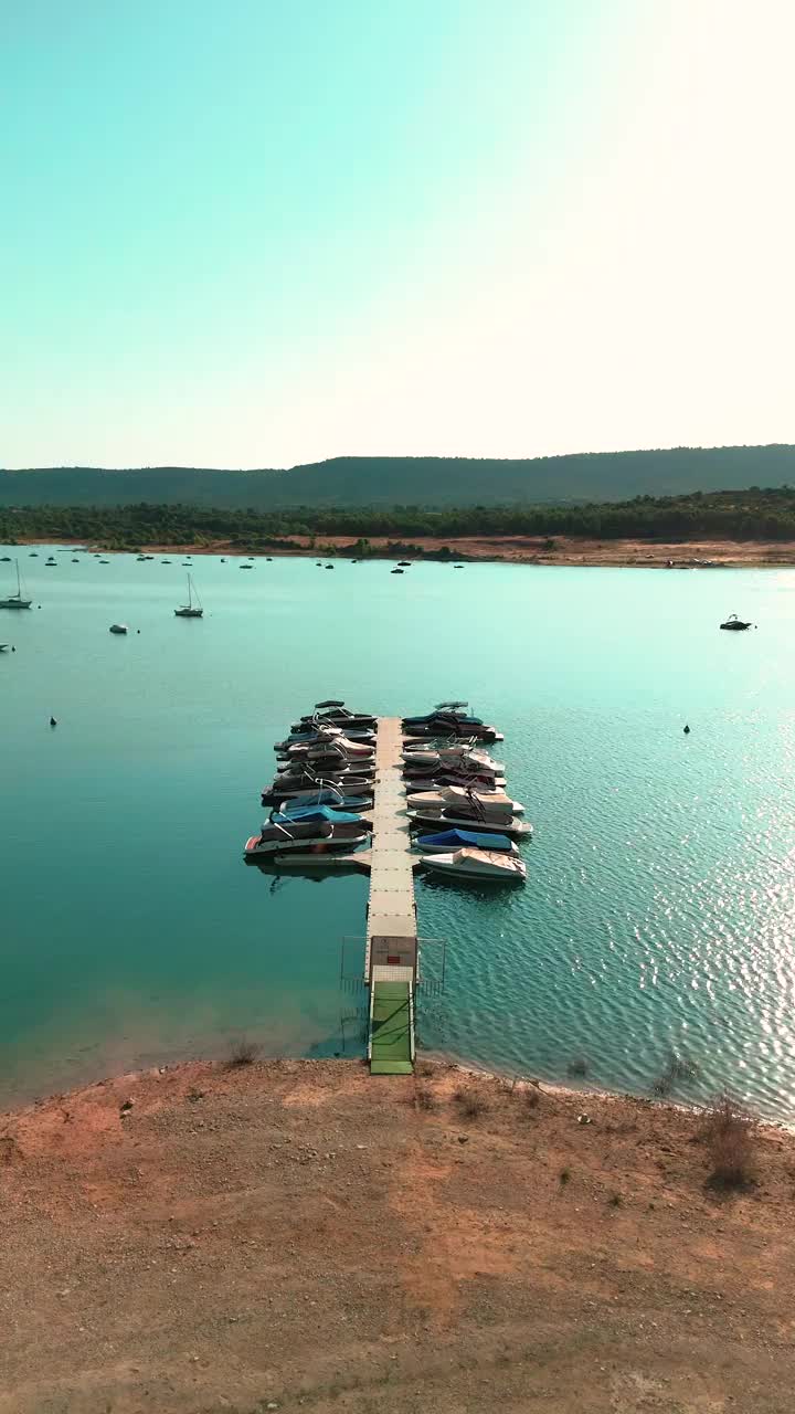 码头和系泊船:宁静的湖滨景色视频下载