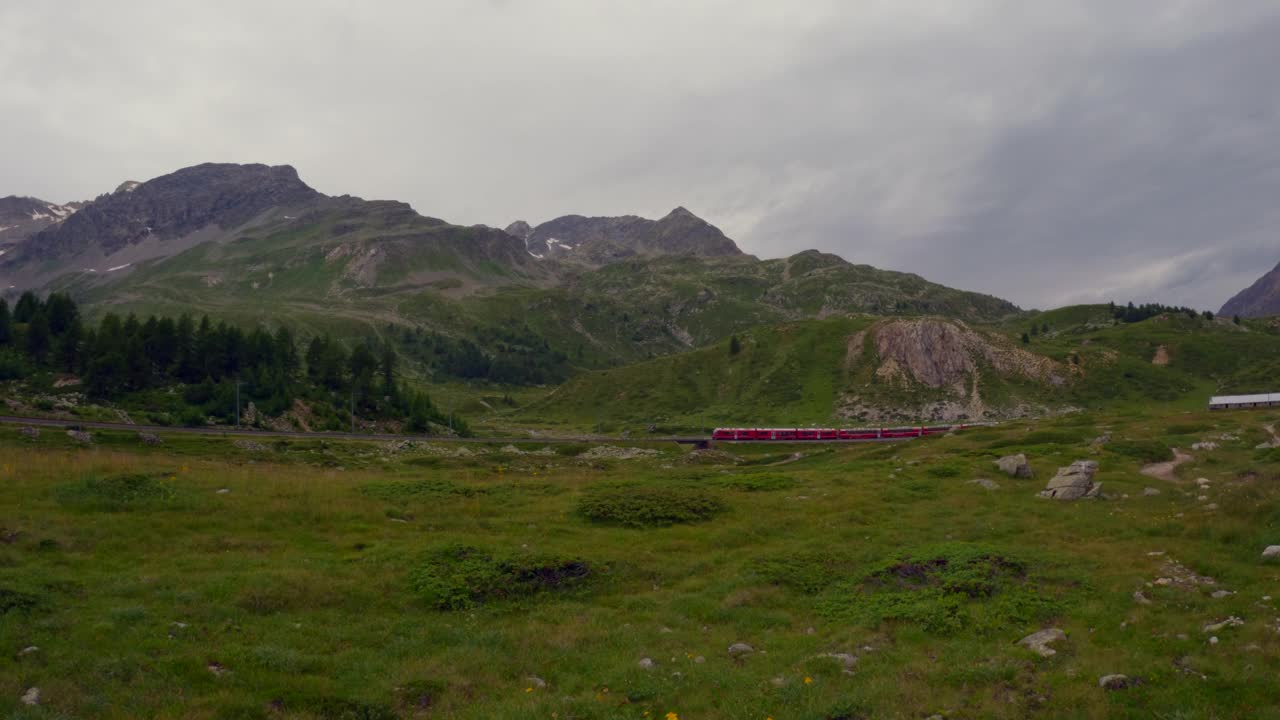 红色火车穿过高山峡谷视频素材