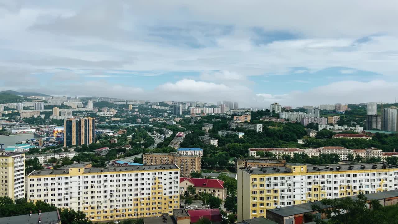 一个拥有港口和发达基础设施的海滨小镇全景图。从高处射击视频下载