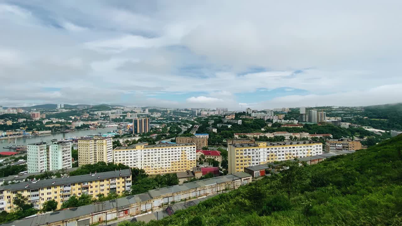 从一座高山上可以看到这座城市的海景。可以看到大量的建筑物和一个海港视频下载