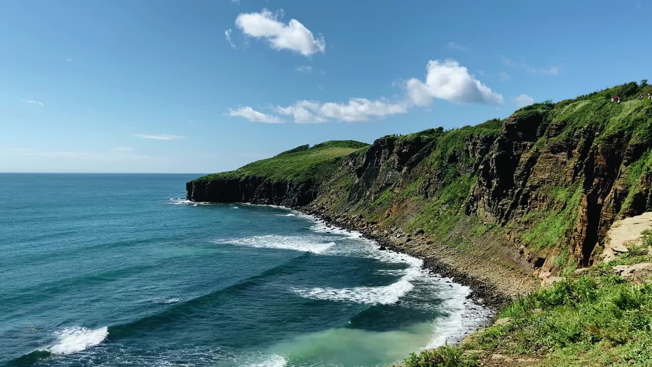 最美丽的海景和陡峭的海岸。海浪冲刷着高高的石岸视频下载