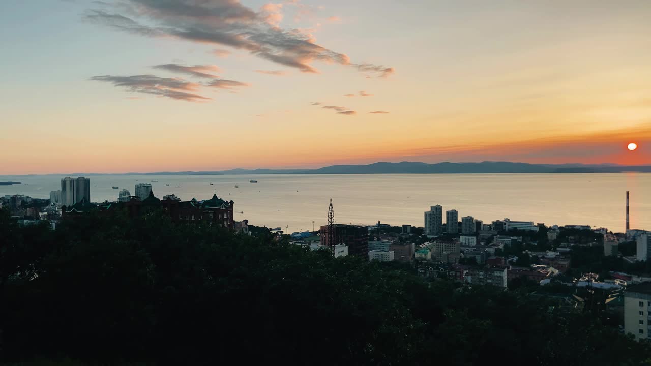 海面上可以看到一个巨大的太阳球。海上美丽的日落。视频素材