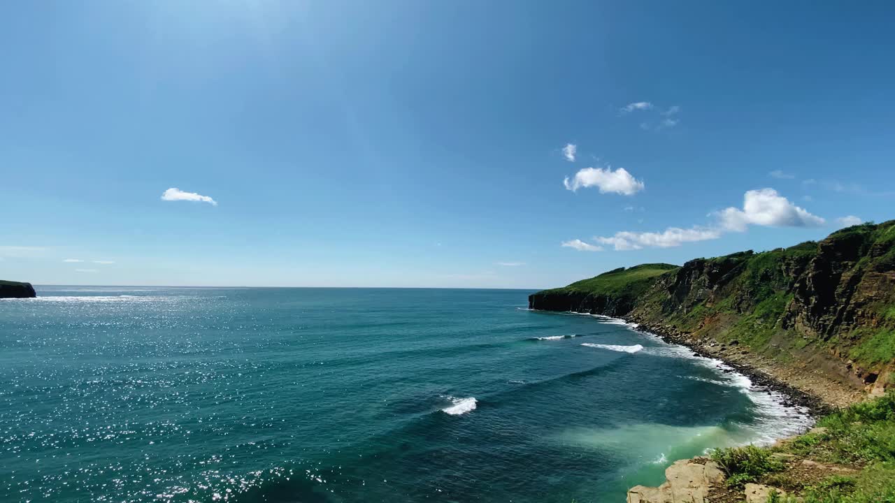 一个令人惊叹的海湾，拥有美丽的海岸和海浪，美丽地冲刷着海湾的海岸。广角镜头的平滑全景视频下载