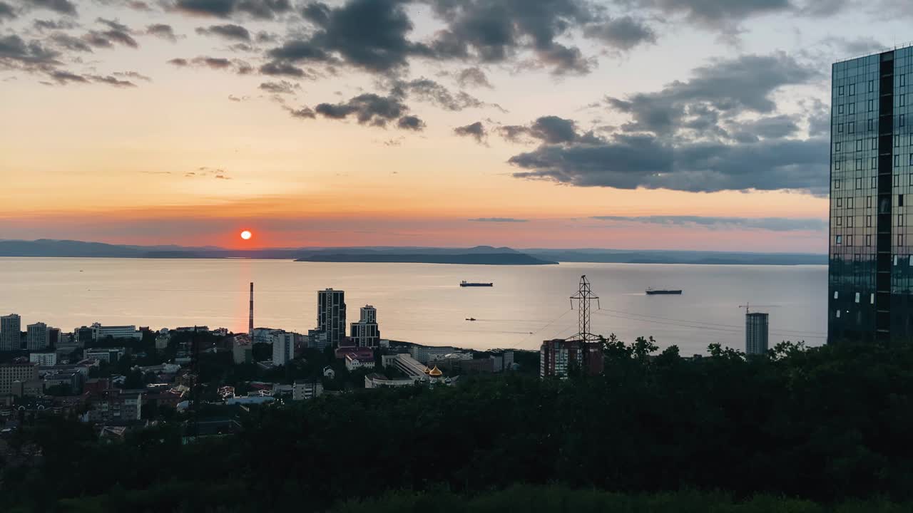 大海城市上空凉爽的日落。风景的全景图。视频素材