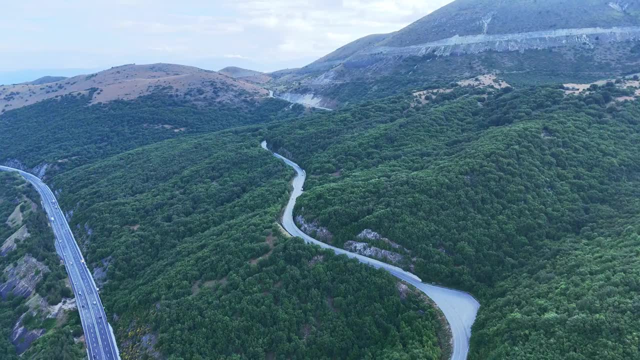 郁郁葱葱的青山拥抱蜿蜒的河流在广阔的开放天空下日落视频素材